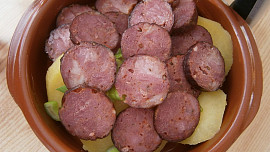 Camembert s bramborem a klobásou z horkovzdušné fritézy