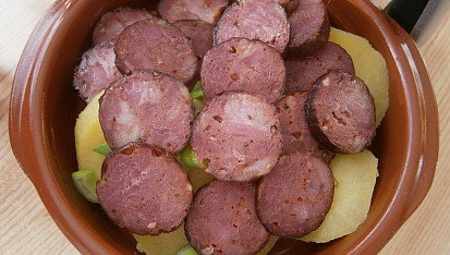Camembert s bramborem a klobásou z horkovzdušné fritézy