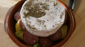 Camembert s bramborem a klobásou z horkovzdušné fritézy