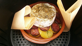 Camembert s bramborem a klobásou z horkovzdušné fritézy