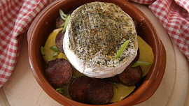 Camembert s bramborem a klobásou z horkovzdušné fritézy