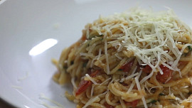 Spaghetti pomodoro s česnekem, čerstvou bazalkou a parmazánem