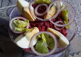 Šťavnatý salát z červené řepy a křenu