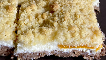 Drobenkový tvarohový koláč, Spodní část s kakaem a přidané broskve?.