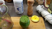 Pesto z medvědího česneku a vlašských ořechů, Z té velké hrsti medvědího česneku a ořechů je taková sklenička 2 do pesta.;-) Co naplat, musím na procházku.