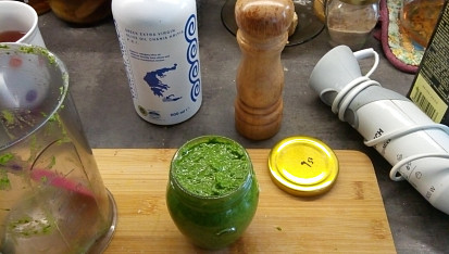 Pesto z medvědího česneku a vlašských ořechů, Z té velké hrsti medvědího česneku a ořechů je taková sklenička 2 do pesta.;-) Co naplat, musím na procházku.