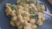 Gnocchi s kuřecím masem, špenátem a sýrovo-smetanovou omáčkou