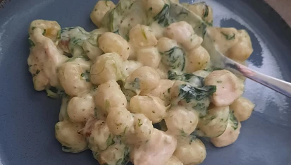 Gnocchi s kuřecím masem, špenátem a sýrovo-smetanovou omáčkou