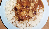 Mexický guláš s hráškovou rýží a uzeným sýrem (použila jsem kuřecí maso a přidala fazole, je to výborný a rychlý recept)