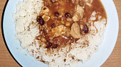 Mexický guláš s hráškovou rýží a uzeným sýrem, použila jsem kuřecí maso a přidala fazole, je to výborný a rychlý recept