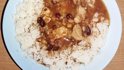 Mexický guláš s hráškovou rýží a uzeným sýrem, použila jsem kuřecí maso a přidala fazole, je to výborný a rychlý recept