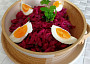 Salát z červené řepy s vejci a okurkou
