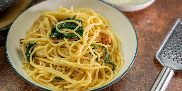 Špagety s medvědím česnekem na způsob carbonara