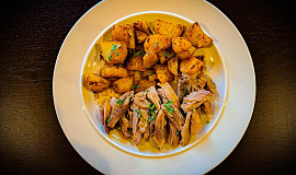 Pečené kuřecí maso s bramborami