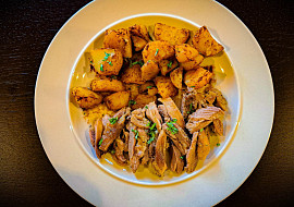 Pečené kuřecí maso s bramborami