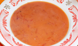 Polévka z červené řepy s bramborami