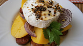 Camembert s klobásou, bramborem a cibulí z mikrovlnné trouby