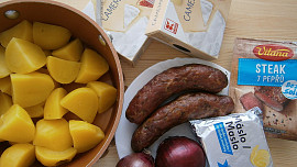 Camembert s klobásou, bramborem a cibulí z mikrovlnné trouby