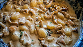 Gnocchi s masem a smetanovo-houbovou omáčkou