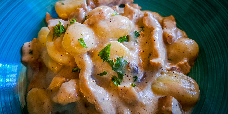 Gnocchi s masem a smetanovo-houbovou omáčkou