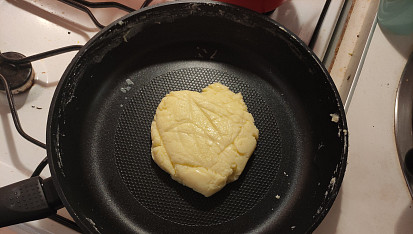 Khoya paratha, Khoya (měla by být ještě tmavší, než vypadá – nad sporákem mám silné světlo)