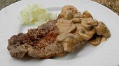 Grilovaná marinovaná krkovička s žampionovou omáčkou