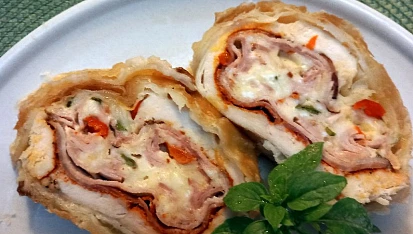 Kuřecí roláda s nádivkou, zabalená do listového těsta