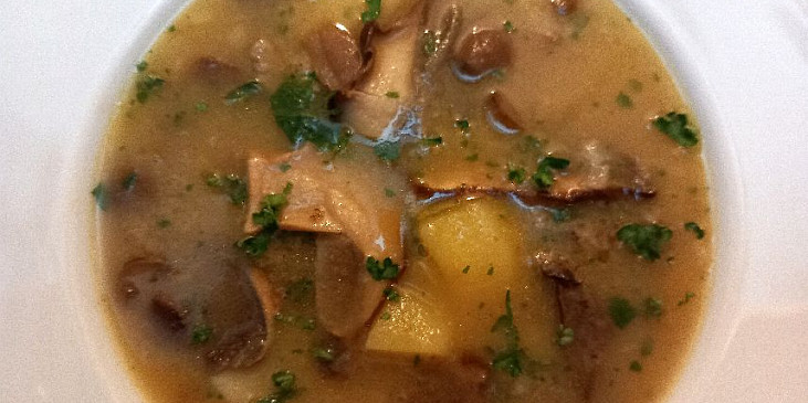 Máslová polévka s houbami a bramborem