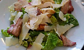 Salát s kuřecím masem, opečenou slaninou a parmazánem