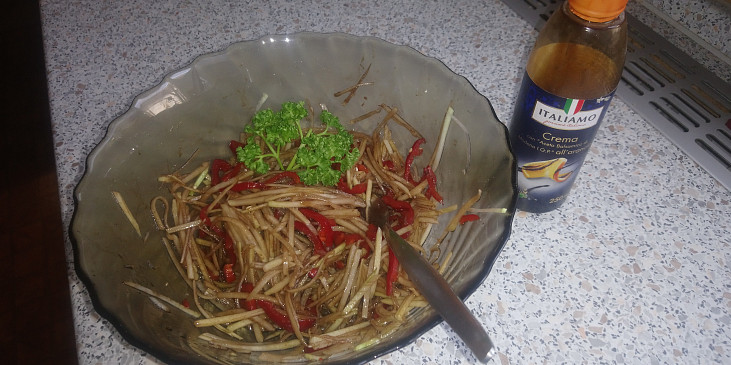 Kedlubnový salát s červenou paprikou a crema di balsamico (Kedlubnový salát s červenou paprikou a balsamicem)