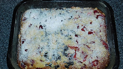 Koláč s ovocem a posypkou, Jahody, maliny, borůvky