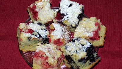 Koláč s ovocem a posypkou, Jahody, maliny, borůvky