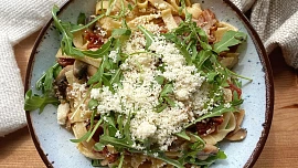 Tagliatelle se sušenými rajčaty s žampiony