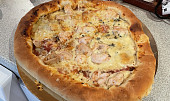 Těsto na pizzu (Plněné kraje sýrem a na pizze kečup,salám,niva, kuřecí maso, syr)