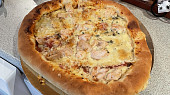 Těsto na pizzu (Plněné kraje sýrem a na pizze kečup,salám,niva, kuřecí maso, syr)