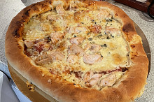 Plněné kraje sýrem a na pizze kečup,salám,niva, kuřecí maso, syr