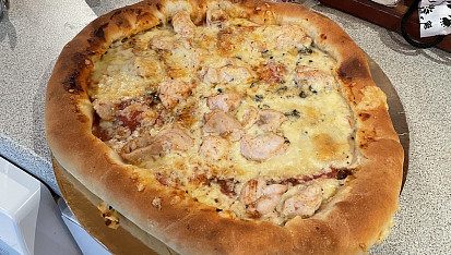 Těsto na pizzu, Plněné kraje sýrem a na pizze kečup,salám,niva, kuřecí maso, syr