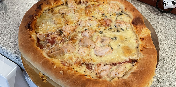Těsto na pizzu (Plněné kraje sýrem a na pizze kečup,salám,niva,…)