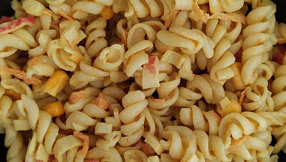 Těstovinový salát s krabími tyčinkami a kari kořením