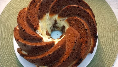 Barevná bábovka s tvarohovou náplní