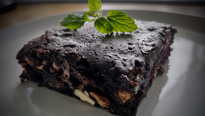 Brownie, Jen jsem přidal vlašské ořechy a nasekanou čokoládu.)