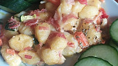 Gnocchi s opečenou šunkou, rajčaty a okurkou