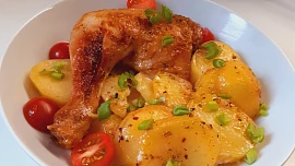 Kuřecí marinovaná stehna pečená na bramborách v remosce