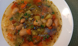 Provensálská polévka s bílými fazolemi a bylinkami