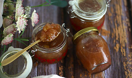 Rebarborová marmeláda se zázvorem a mátou