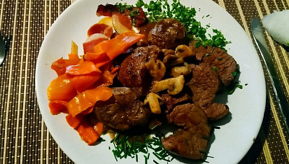 Svíčkové řezy s žampióny a glazovanou karotkou
