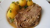 Vepřová krkovice na cibulích a pečeném česneku