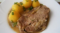 Vepřová krkovice na cibulích a pečeném česneku