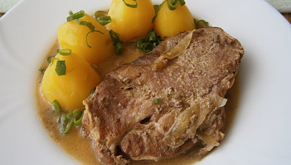 Vepřová krkovice na cibulích a pečeném česneku
