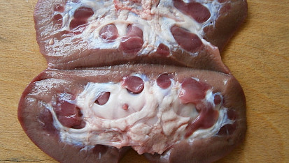 Vepřové ledvinky se znojemskou omáčkou, osušenou ledvinku podélně rozřízneme